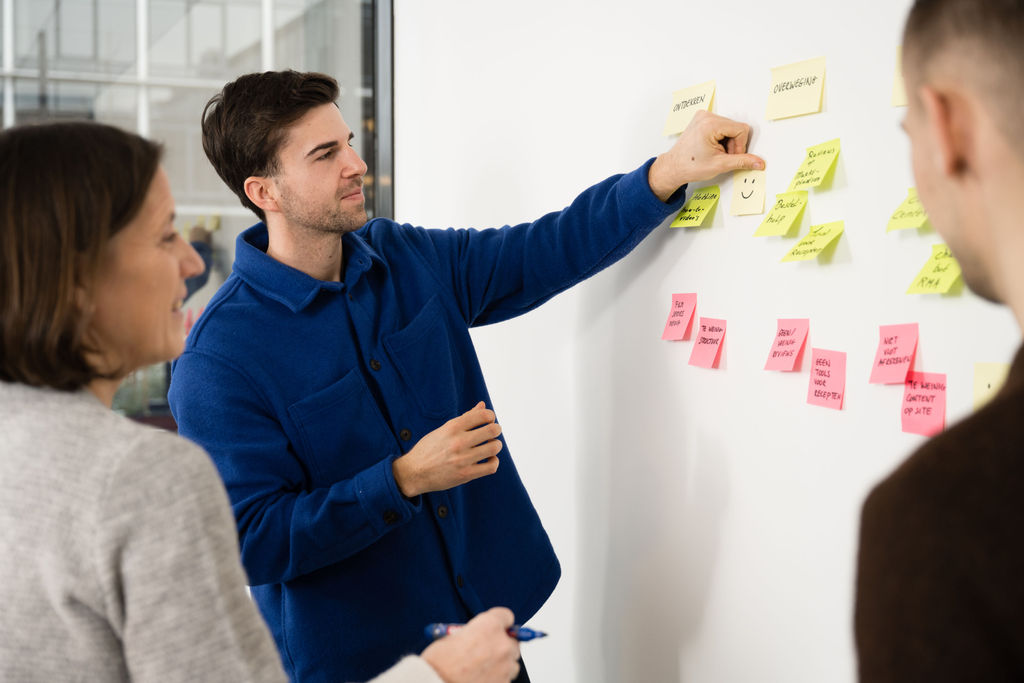 Workshop with 3 people and post-its